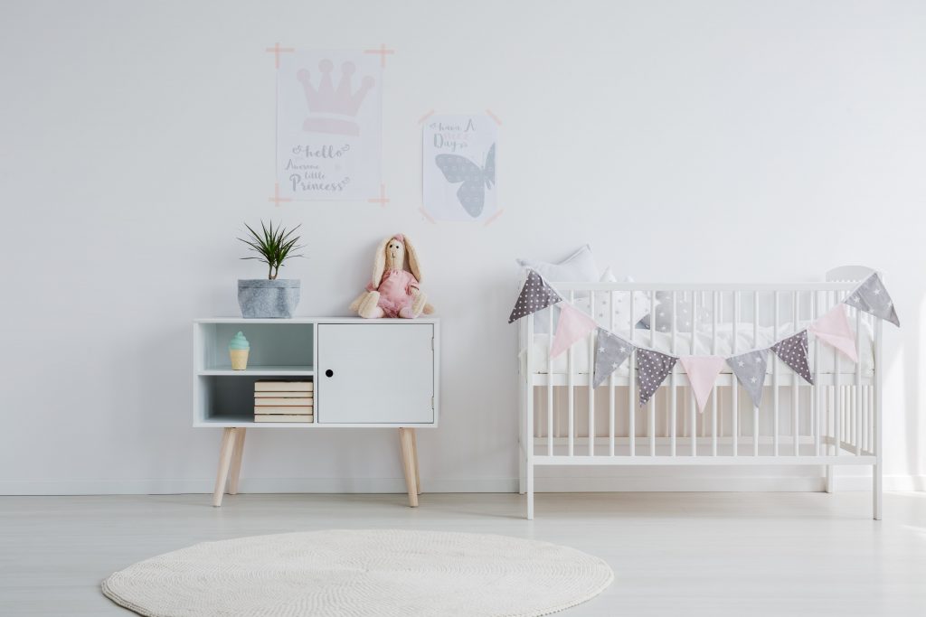 Foto de quarto de bebê com decoração minimalista