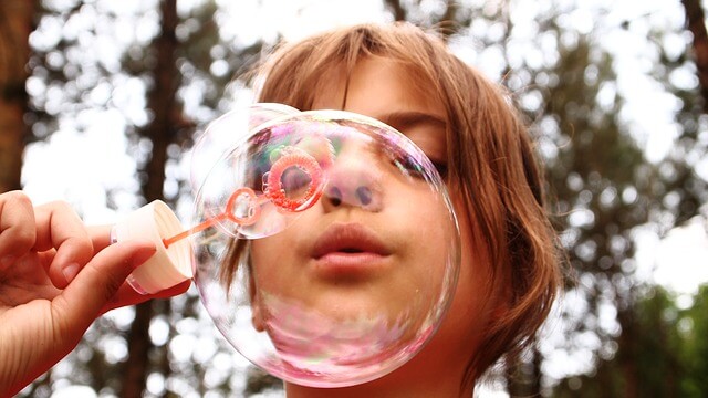 Menina brincando com bolhas de sabão